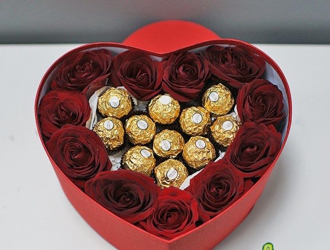 Коробка-сердце с красными розами и Ferrero Rocher №1 Фото